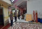 Atap Ruang Sekolah Ambruk, Polsek Sukadana Bantu Evakuasi dan Pasang Police Line Sekitar Lokasi