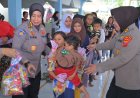 Polwan Polda Jabar Bagikan Makanan Ringan untuk Anak - Anak  Pengungsi Terdampak Bencana Alam Tanah Longsor di Cisarua