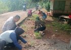 Polsek Sukadana Gelar Sambang Baksos Bersih Jalan Bersama Warga, Wujud Peran Aktif Polri Bangun Kepedulian Sosial