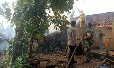 Polsek Kawali Tanggap Tangani Kebakaran Rumah Warga di Desa Karangpawitan