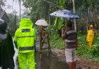 Polres Ciamis Datangi TKP Puhon Tumbang Tutupi Jalan dan Putus Aliran Listrik di Kelurahan Benteng