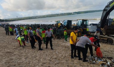 Polda Bali bersama TNI dan Masyarakat Gelar Karya Bakti Pembersihan Pantai Kedonganan dan Kuta