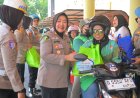 Polwan Polda Jabar Bagikan 100 Paket Sembako untuk Driver Ojol Perempuan di Hari Kartini