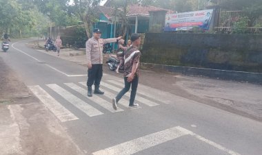 Peran Kepolisian dalam Pelayanan Pagi Hari, Polsek Sukadana Laksanakan Strong Point di Depan SMPN 1 Sukadana